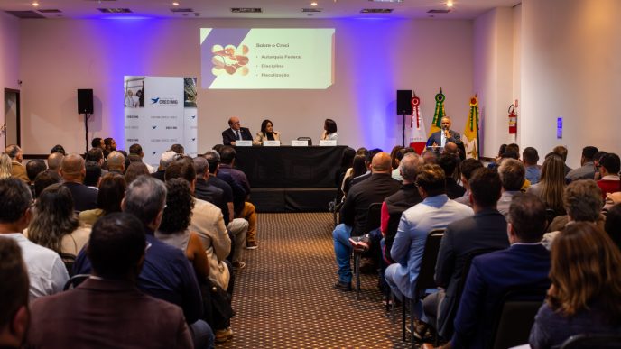 Entrega de carteiras reúne mais de 130 novos corretores