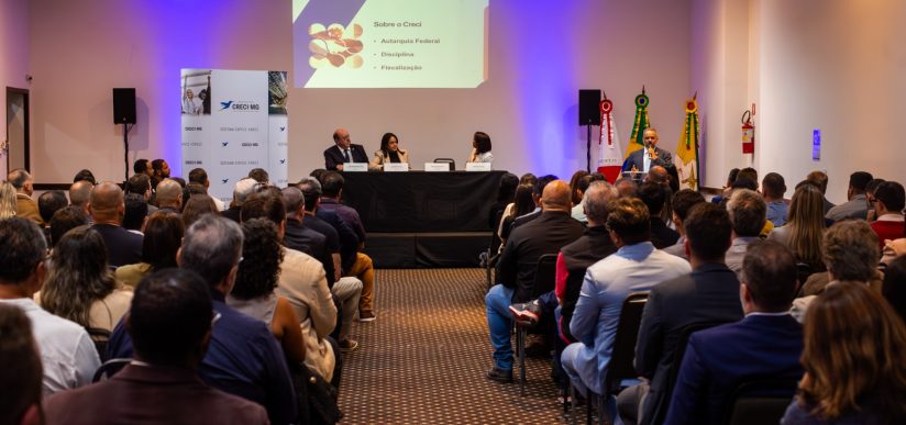 Entrega de carteiras reúne mais de 130 novos corretores