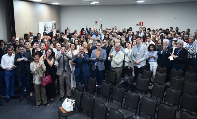 Mais de 130 novos corretores de imóveis recebem credenciais profissionais em Belo Horizonte